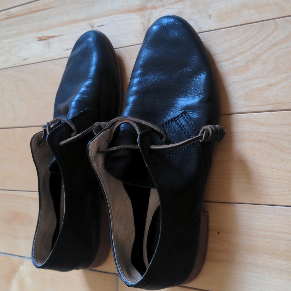 Frye Jillian Oxford flats.